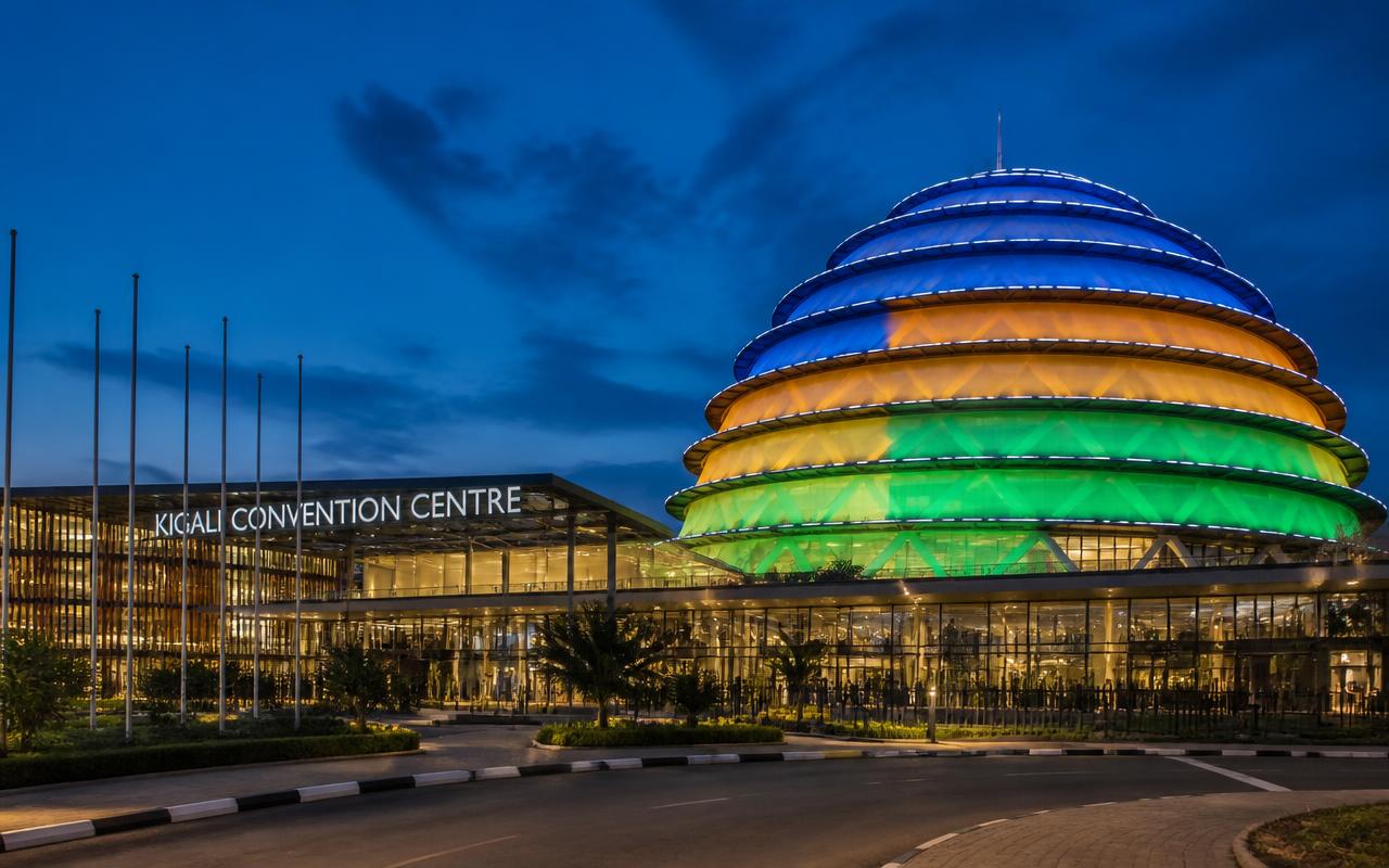 Centre de congrès de Kigali illuminé à l'heure bleue